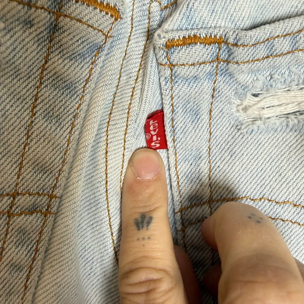 Levi's 550 Jeans Light Wash Distressed Frayed Hem Womens Size‎ 36x32 - Picture 6 of 7